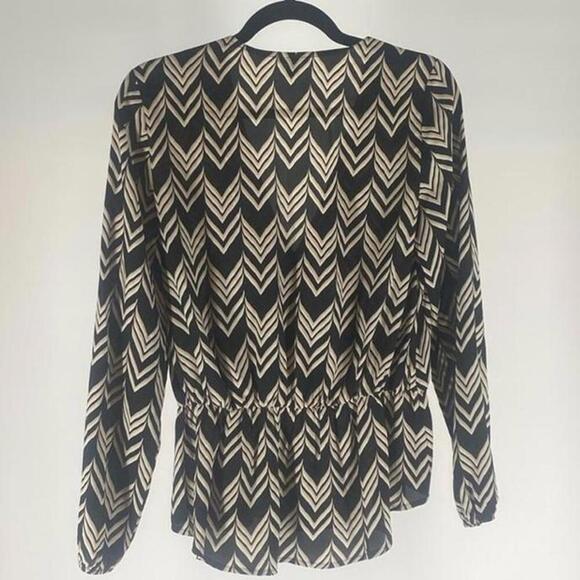 Chic Women's Chevron Print Blouse - Stylish & Comfortable - Picture 3 of 3